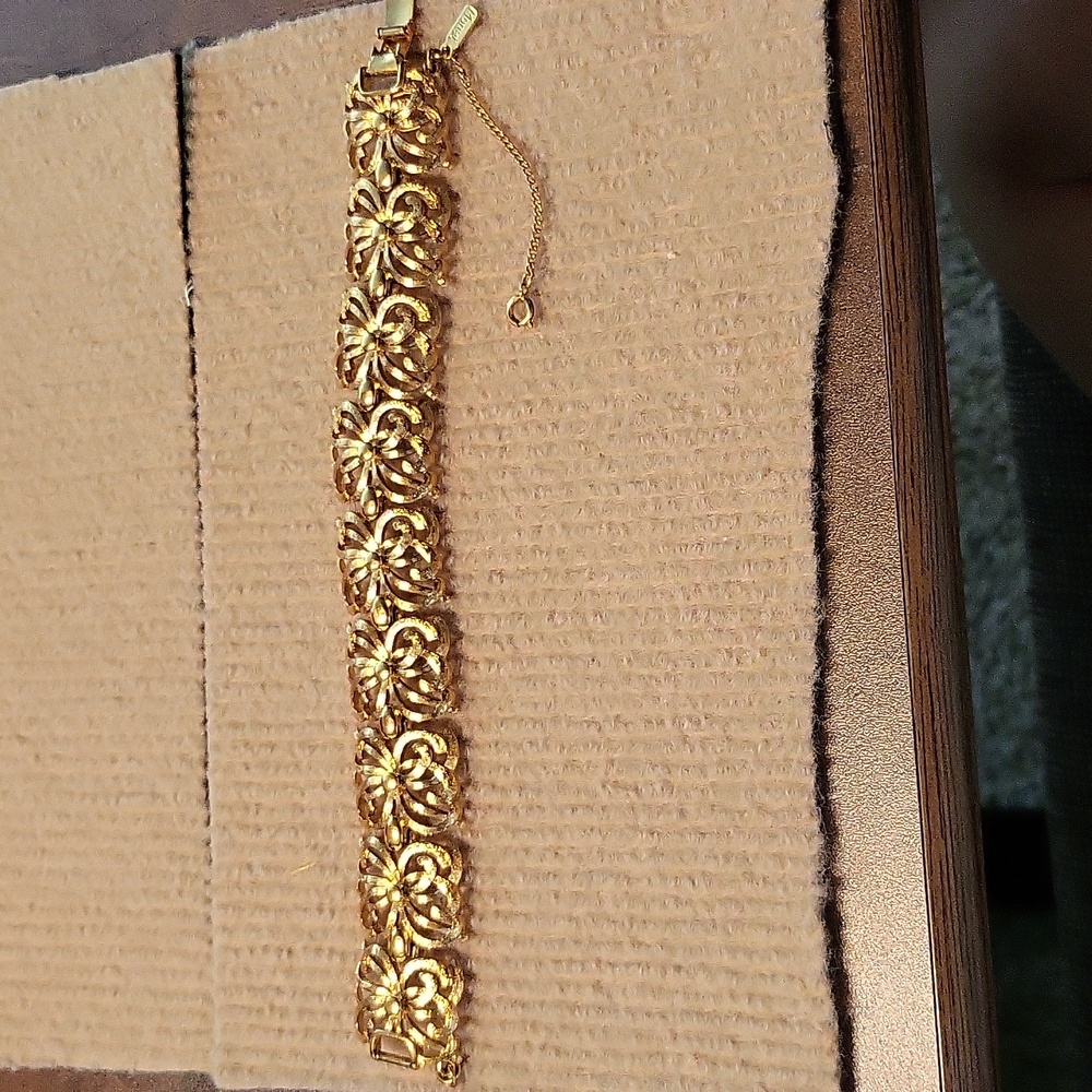 MONET GOLD TONE SCROLL 1" WIDE LINK FLOWER BRACELET - Picture 5 of 9